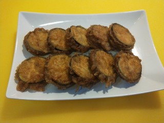 13、鱼香茄盒,摆放整齐备用。