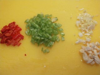 14、鱼香茄盒,红彩椒切丁,绿椒切丁,葱姜剁碎。