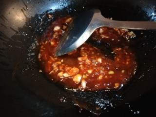 15、鱼香茄盒,炒香葱姜末,倒入番茄酱,白糖,醋。