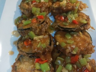 18、鱼香茄盒,浇在茄子上即可。