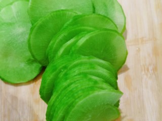 2、萝卜丸子,用刀切片