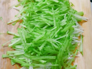 3、萝卜丸子,在切成丝