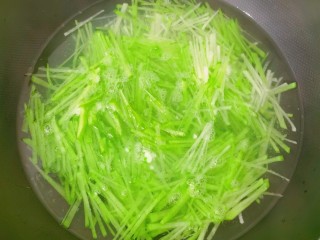 4、萝卜丸子,锅烧开水，放入萝卜丝