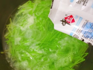 5、萝卜丸子,加入一小勺盐