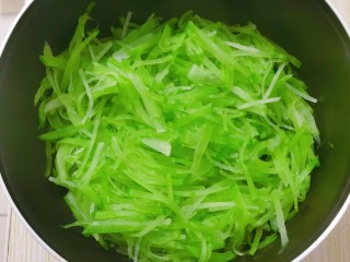 7、萝卜丸子,把焯好的萝卜丝捞出，放入盆里