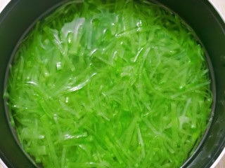 8、萝卜丸子,加入清水投一下