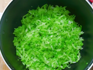 11、萝卜丸子,放入盆里