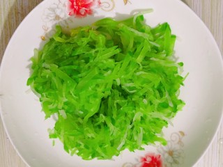 9、萝卜丸子,捞出转干水份