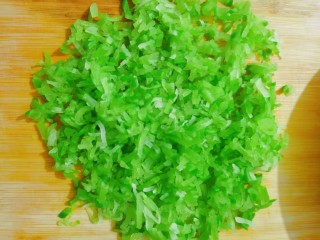 10、萝卜丸子,放在菜板上切碎