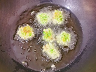 18、萝卜丸子,用勺子把馅团成团，放入锅里，