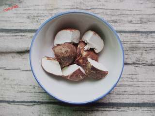 3、钵钵鸡,香菇洗干净去根切成块