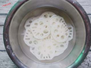 4、钵钵鸡,莲菜去皮切成片