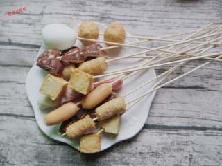 5、钵钵鸡,竹签用热水消毒控干水分，把火锅丸子串在签子上