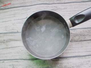 8、钵钵鸡,先把鸡肉放到开水锅里焯出血沫，然后把鸡肉和骨头拆开。鸡骨头重新放到汤锅，加入姜片和葱结，倒入开水，中火炖上30分钟，只留汤，简易的鸡汤就做好了。