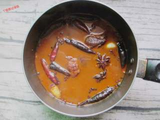 11、钵钵鸡,把之前煮好的鸡汤倒进去烧开