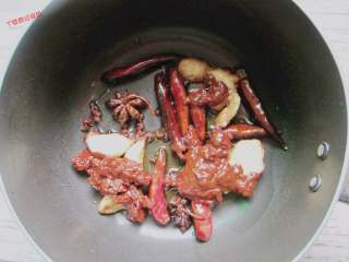 10、钵钵鸡,加入2大勺的郫县豆瓣酱和2大勺辣椒油炒匀