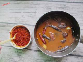 12、钵钵鸡,这个汤汁一定要辣一点，咸一点才好吃，我尝了感觉味道有点淡，又加了2勺辣椒油和一勺盐