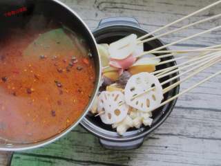 13、钵钵鸡,把之前已经烫熟的蔬菜串和鸡肉串一起放入底汤里，泡上15分钟让其入味。