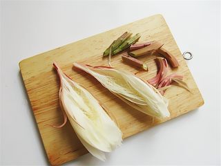 4、自制昙花蒸梨止咳露,昙花从中间对半切开，茎部切段备用，茎部也可以和梨肉一起榨汁