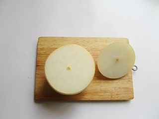 5、自制昙花蒸梨止咳露,梨子从接近梗的2厘米地方切开分成两瓣