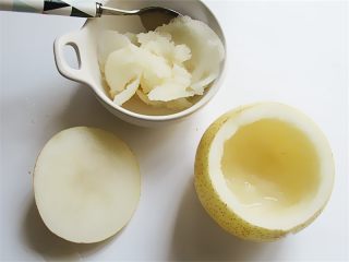 6、自制昙花蒸梨止咳露,将梨子的果肉用工具挖出来，注意挖梨肉底部留厚一点，别挖太深，以免有漏洞