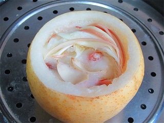 10、自制昙花蒸梨止咳露,将梨盅放在蒸锅里，蒸至15分钟左右