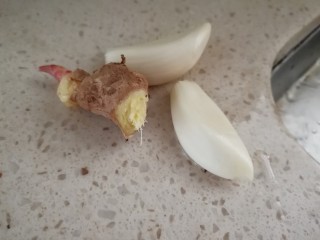 3、梅干菜四季豆,姜洗干净