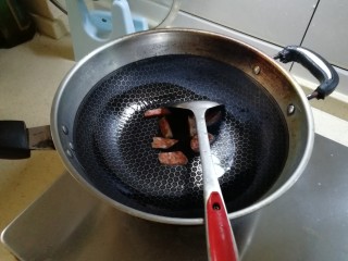 9、梅干菜四季豆,香肠爆香，取出备用