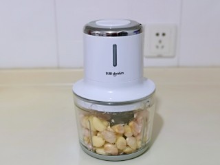 6、自制蒜蓉辣酱,按下启动按钮，很快就把蒜皮去掉。