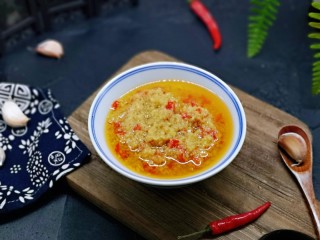 20、自制蒜蓉辣酱,盛出装盘，不要太嗲呦～～