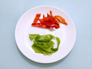3、清炒木耳山药,青红椒切小块备用