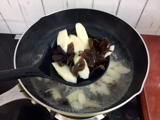 6、清炒木耳山药,捞出沥干水份备用