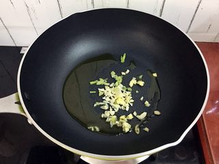 8、清炒木耳山药,放入葱姜蒜爆香