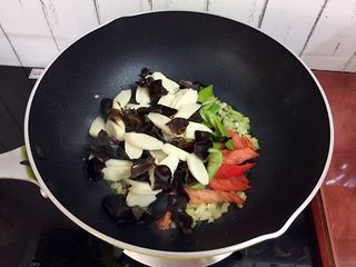 10、清炒木耳山药,放入青红椒、木耳、山药