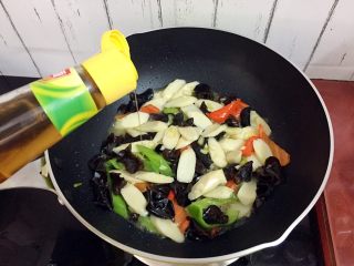 17、清炒木耳山药,出锅前淋上香油即可