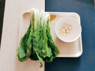 1、蒜蓉小白菜,食材准备好