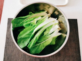 2、蒜蓉小白菜,择去老叶和根部