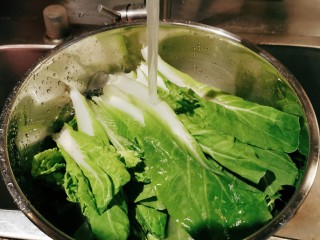 3、蒜蓉小白菜,冲洗干净