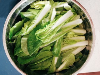 4、蒜蓉小白菜,再用清水浸泡10分钟