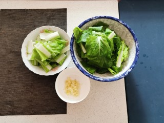 5、蒜蓉小白菜,蔬菜切成段备用  菜梗和绿叶分开  蒜切碎末