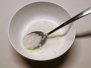 6、蒜蓉小白菜,取一汤匙蒜末放入碗里  放入半汤匙淀粉  倒入2汤匙清水 搅拌均匀 蒜蓉湿淀粉调制好 备用