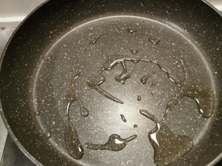 7、蒜蓉小白菜,炒锅放入食用油  