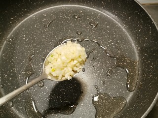 8、蒜蓉小白菜,油热后 放入一汤匙蒜末