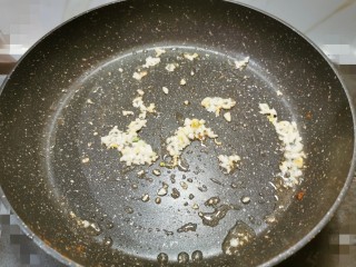 9、蒜蓉小白菜,炒至出香味 颜色微黄  