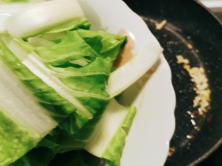 10、蒜蓉小白菜,先放入菜梗部分 翻炒