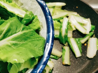 11、蒜蓉小白菜,后放入菜叶部分 翻炒 