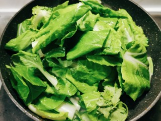 12、蒜蓉小白菜,翻炒均匀  这样两部分就可以同时炒熟