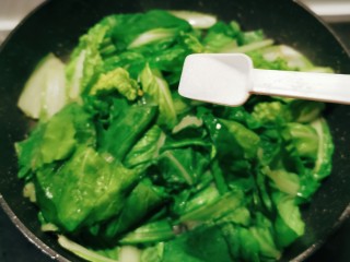 13、蒜蓉小白菜,放入盐  盐量按照适合自己家人口味的量调整 快速翻炒