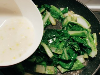 14、蒜蓉小白菜,倒入之前调好的蒜蓉湿淀粉