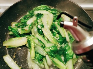 15、蒜蓉小白菜,大火收汁即可关火